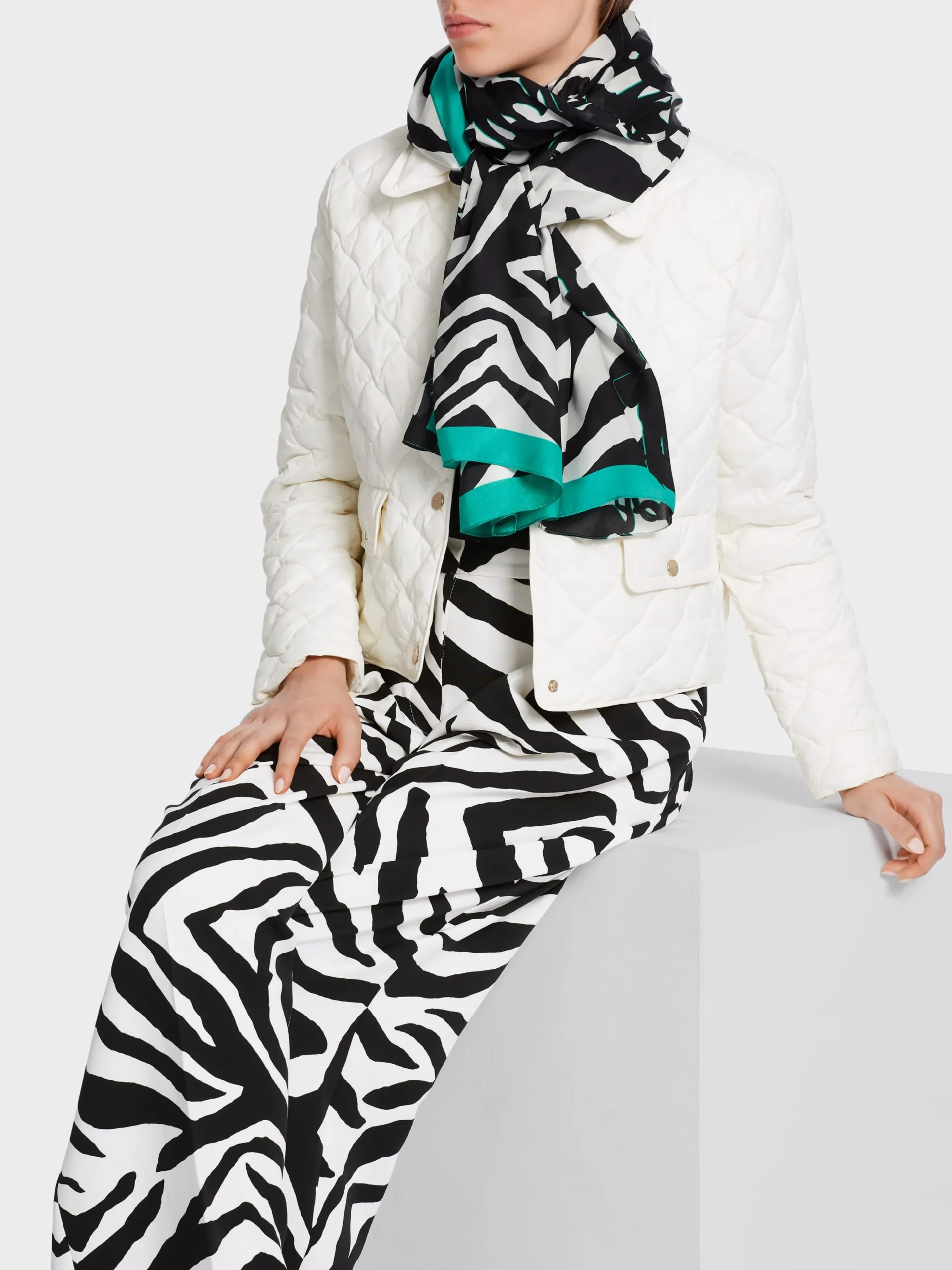 Marc Cain Accessoires-BEDRUCKTER SCHAL AUS SEID black and white