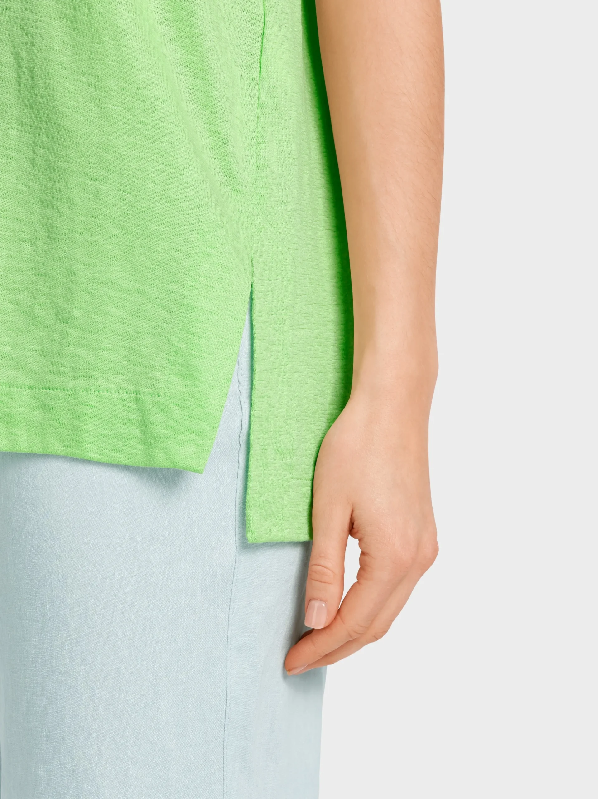 Marc Cain Shirts & Tops-FEMININES T-SHIRT MIT V-AUSSCHNITT light apple green