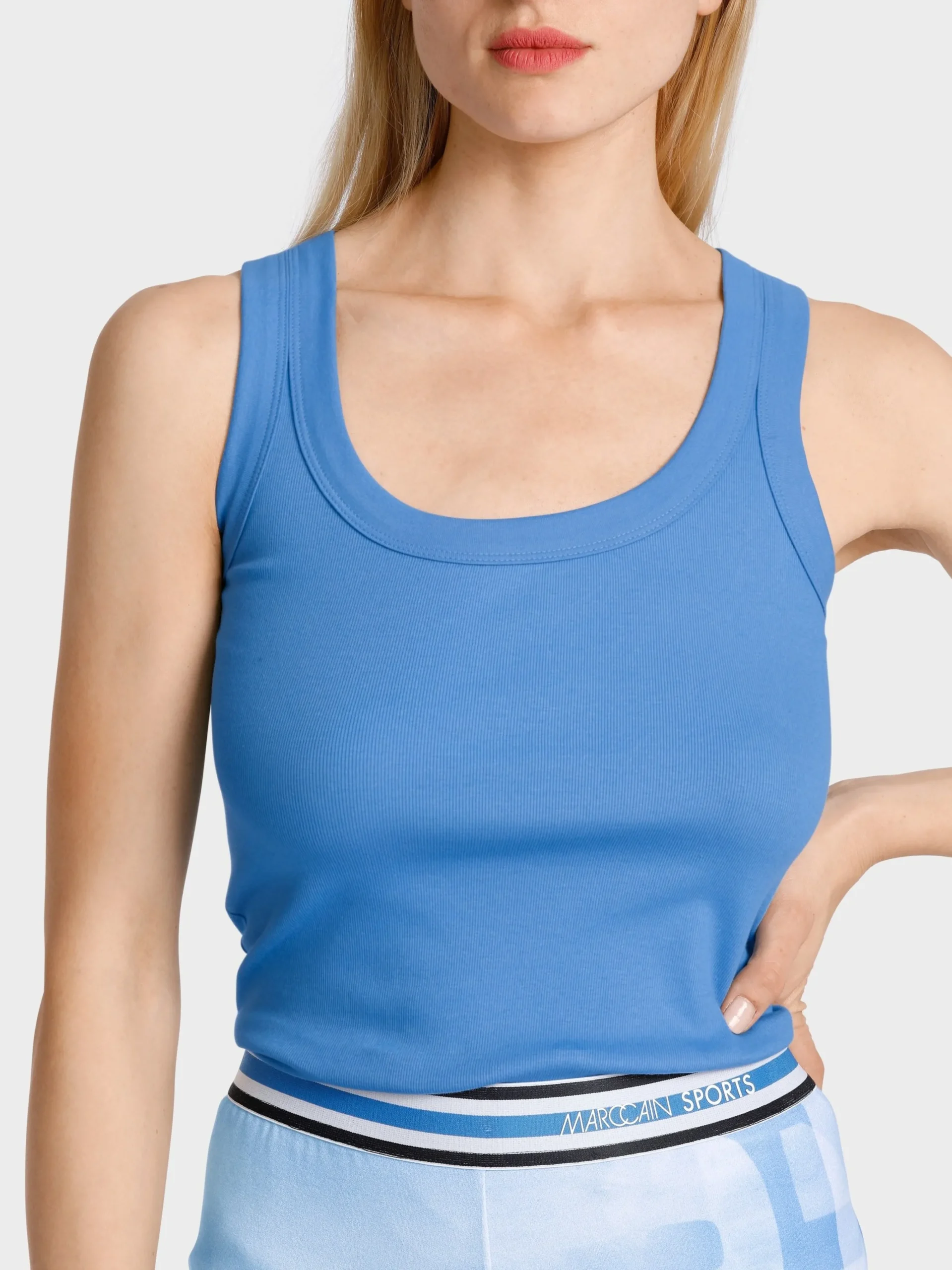 Marc Cain Shirts & Tops-KÖRPERNAHES, ÄRMELLOSES TOP bright azure