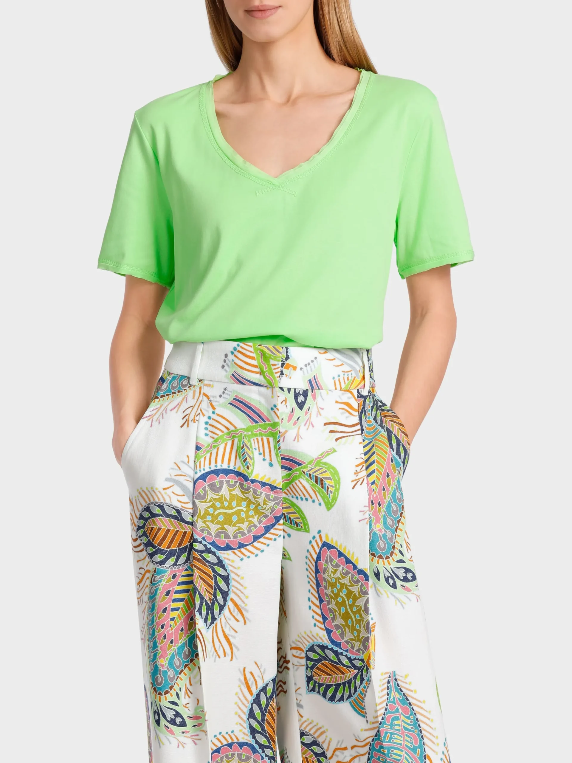 Marc Cain Shirts & Tops-KURZARM-T-SHIRT MIT V-AUSSCHNITT light apple green