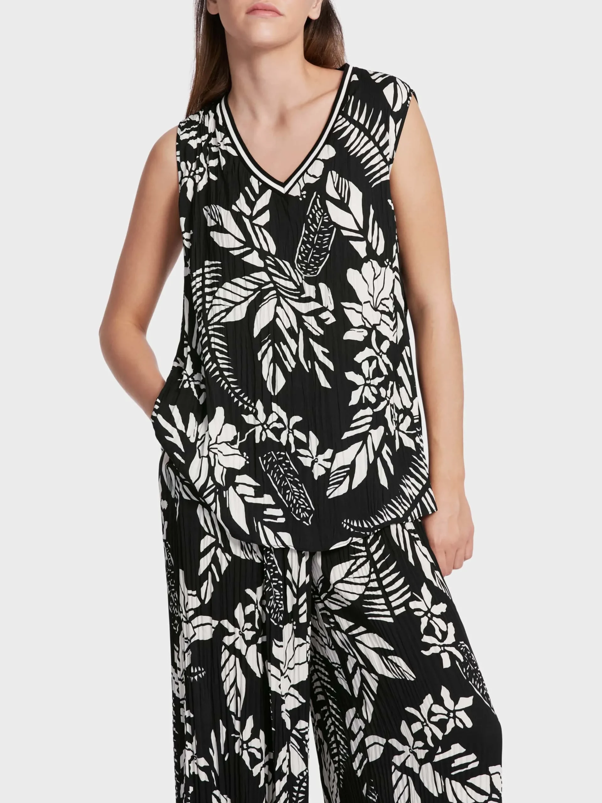 Marc Cain Shirts & Tops-ÄRMELLOSES TOP MIT PLISSEE black and white