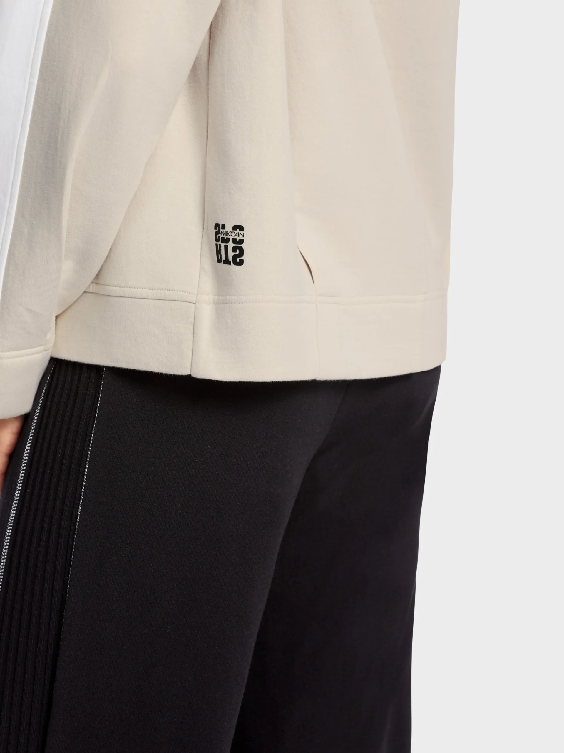 Marc Cain Pullover & Sweatshirts-SWEATSHIRT MIT LEO-KOPF APPLIKATION soft moon rock