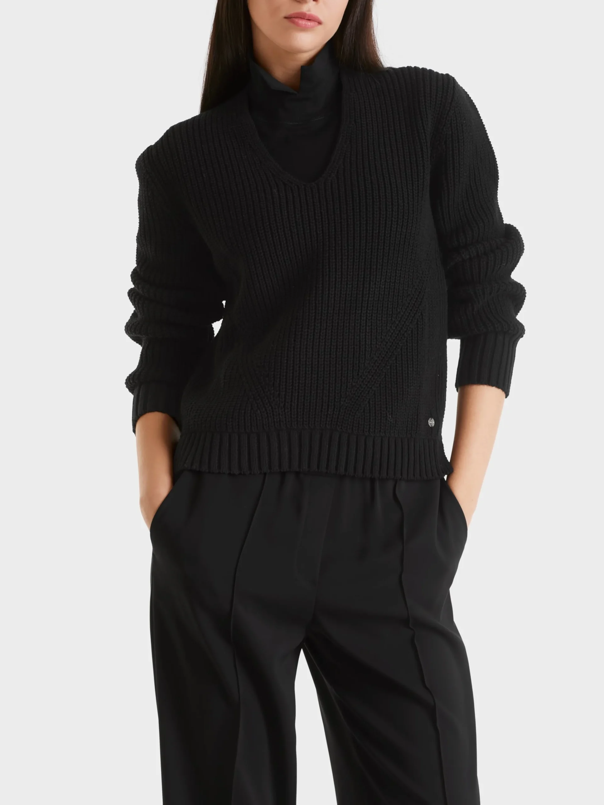Marc Cain Pullover & Sweatshirts-V-NECK-PULLOVER KNITTED IN GERMANY black